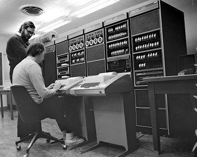 Ken Thompson（坐着）和Dennis Ritchie在PDP-11前工作
